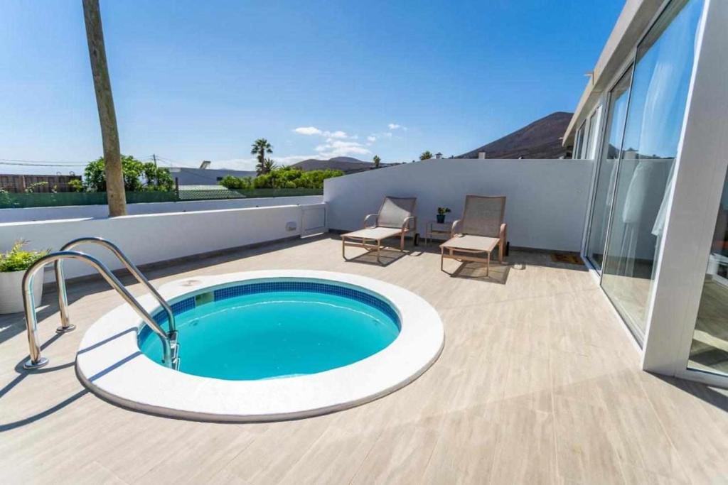 Bazén v ubytování Suites Bene LANZAROTE nebo v jeho okolí