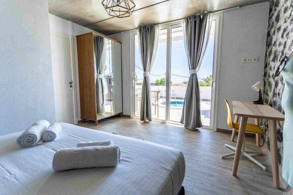 Postel nebo postele na pokoji v ubytování Suites Bene LANZAROTE