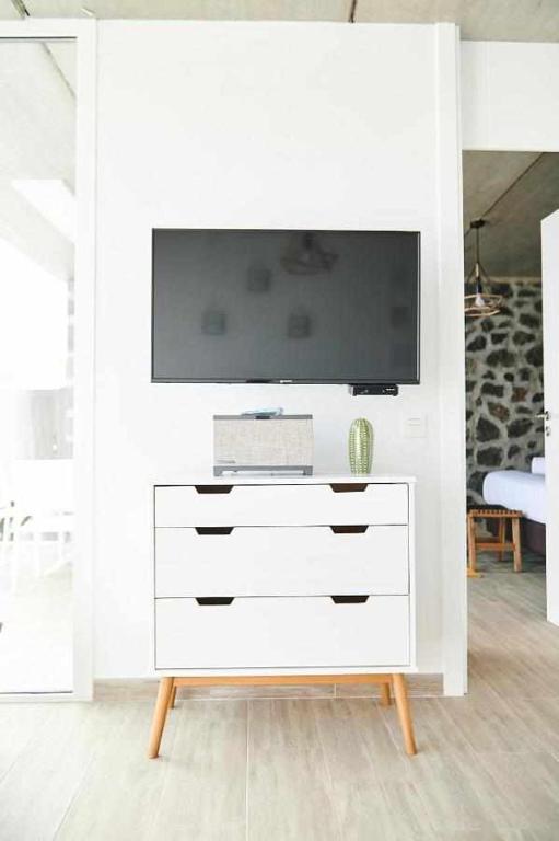 TV a/nebo společenská místnost v ubytování Suites Bene LANZAROTE