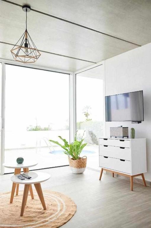 TV a/nebo společenská místnost v ubytování Suites Bene LANZAROTE