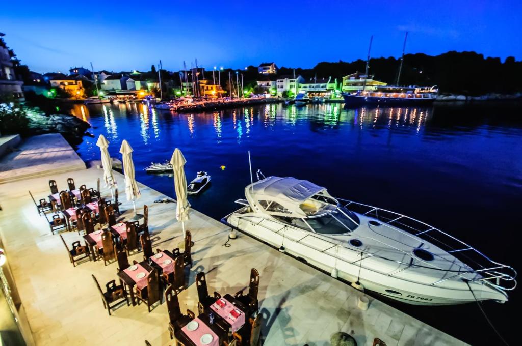 Výhled na řeku, která protéká v blízkosti hotelu