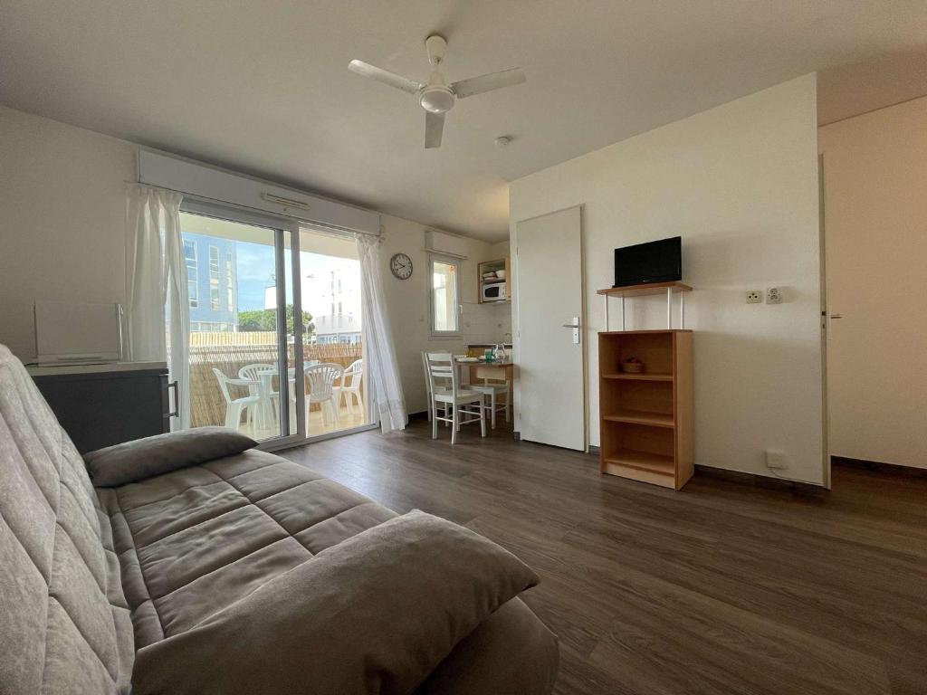 ラ・ロシェルにあるAppartement La Rochelle, 2 pièces, 3 personnes - FR-1-246-260のリビングルーム(ソファ、テレビ、テーブル付)