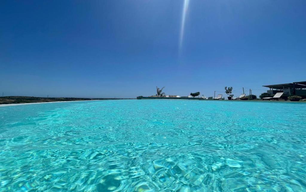una vista de las claras aguas azules del océano en Kapuhala Sicily en Marzamemi