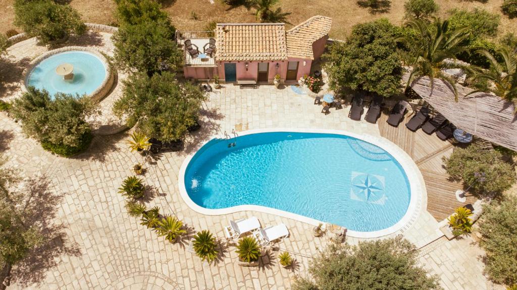 una vista aérea de una piscina con sillas y árboles en dependance in villa con piscina, en Ragusa