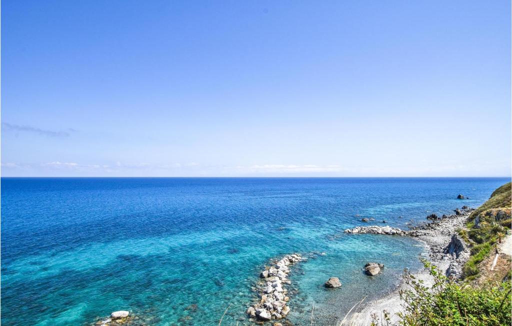 una vista sull'oceano da una scogliera di Cozy Home In Motta San Giovanni With Wifi a Motta San Giovanni