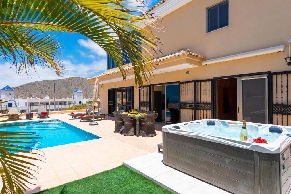 Bazén v ubytování TORVISCAS SUNSET VILLA 4 rooms & private Jacuzzi nebo v jeho okolí