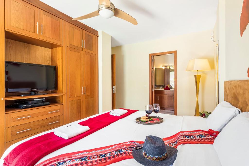 Postel nebo postele na pokoji v ubytování TORVISCAS SUNSET VILLA 4 rooms & private Jacuzzi