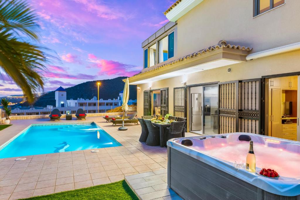Bazén v ubytování TORVISCAS SUNSET VILLA 4 rooms & private Jacuzzi nebo v jeho okolí