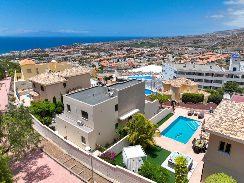 Bazén v ubytování TORVISCAS SUNSET VILLA 4 rooms & private Jacuzzi nebo v jeho okolí