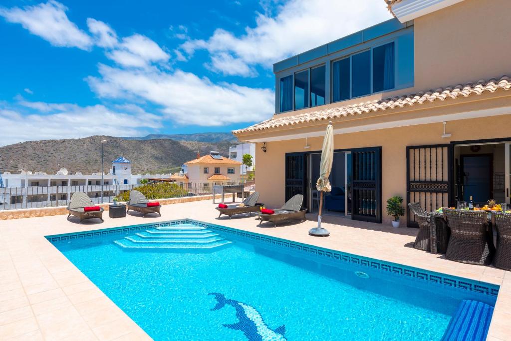 Bazén v ubytování TORVISCAS SUNSET VILLA 4 rooms & private Jacuzzi nebo v jeho okolí