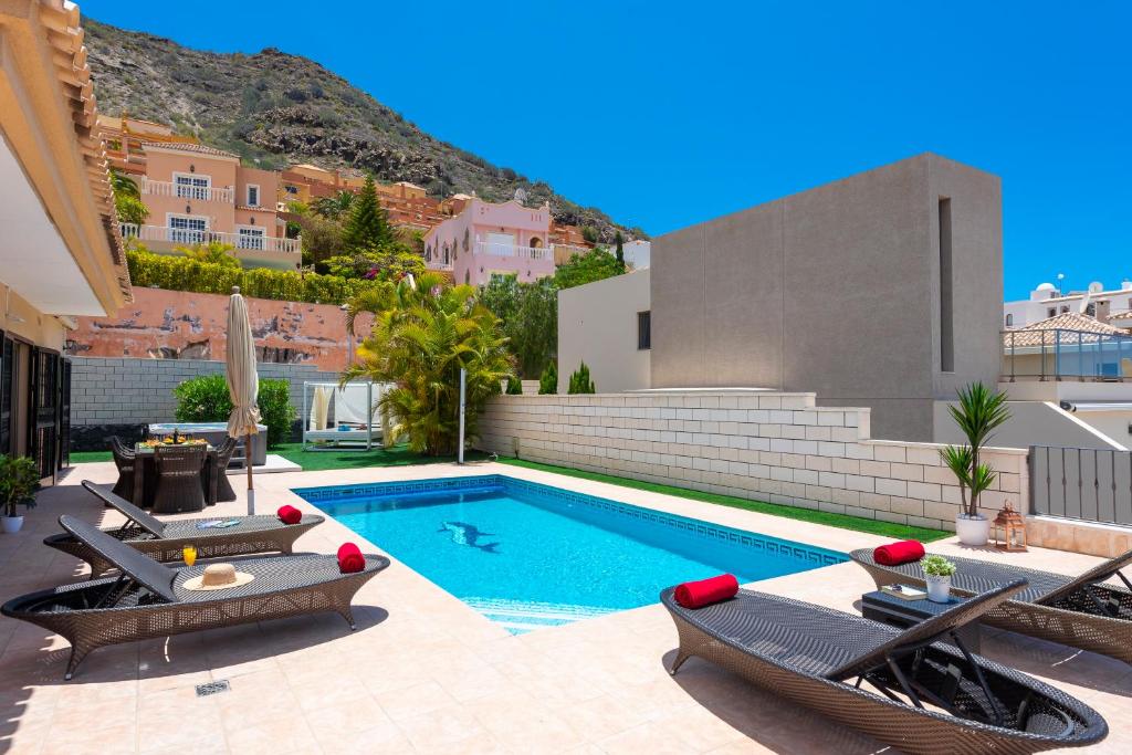 Bazén v ubytování TORVISCAS SUNSET VILLA 4 rooms & private Jacuzzi nebo v jeho okolí