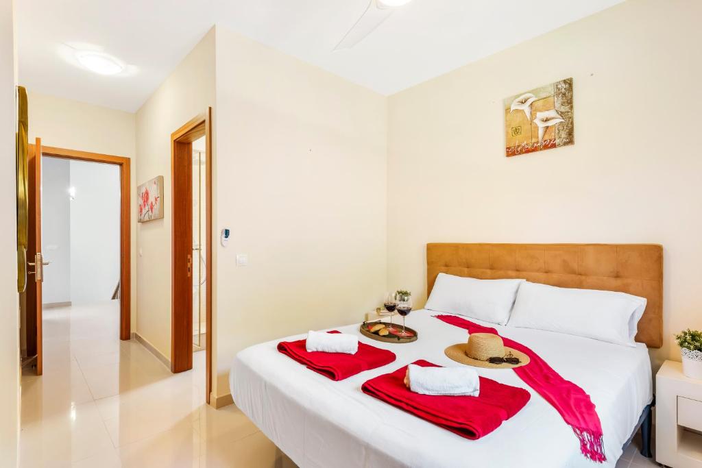 Postel nebo postele na pokoji v ubytování TORVISCAS SUNSET VILLA 4 rooms & private Jacuzzi