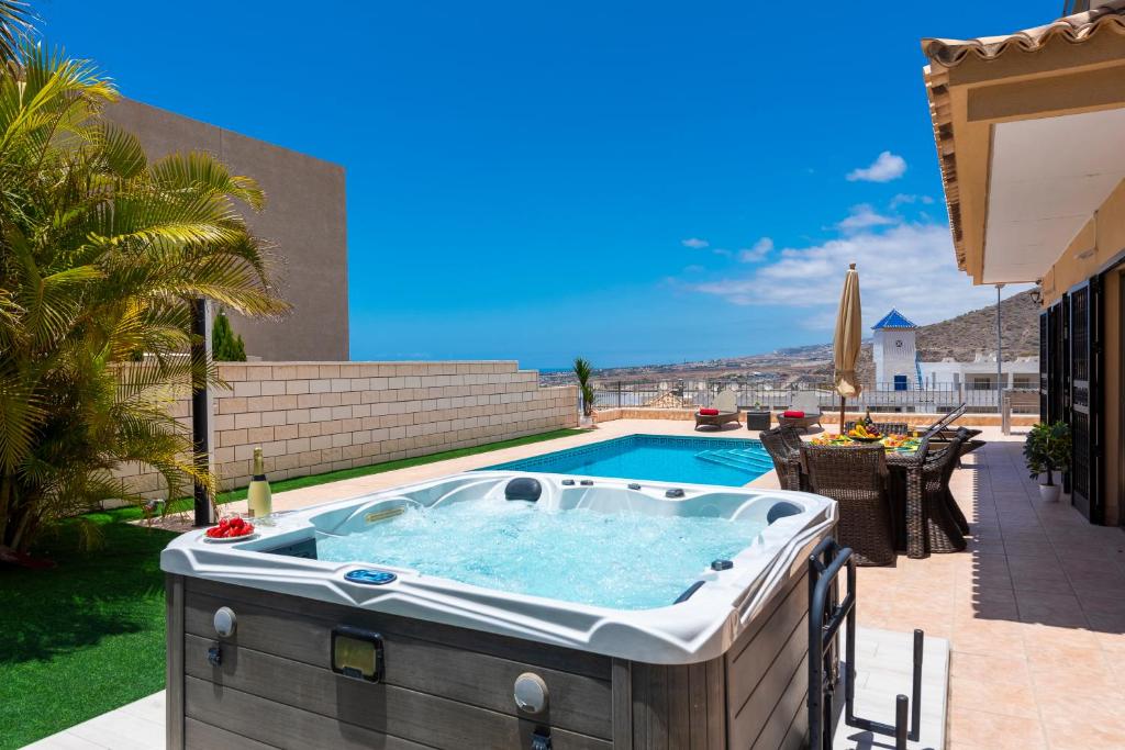 Bazén v ubytování TORVISCAS SUNSET VILLA 4 rooms & private Jacuzzi nebo v jeho okolí