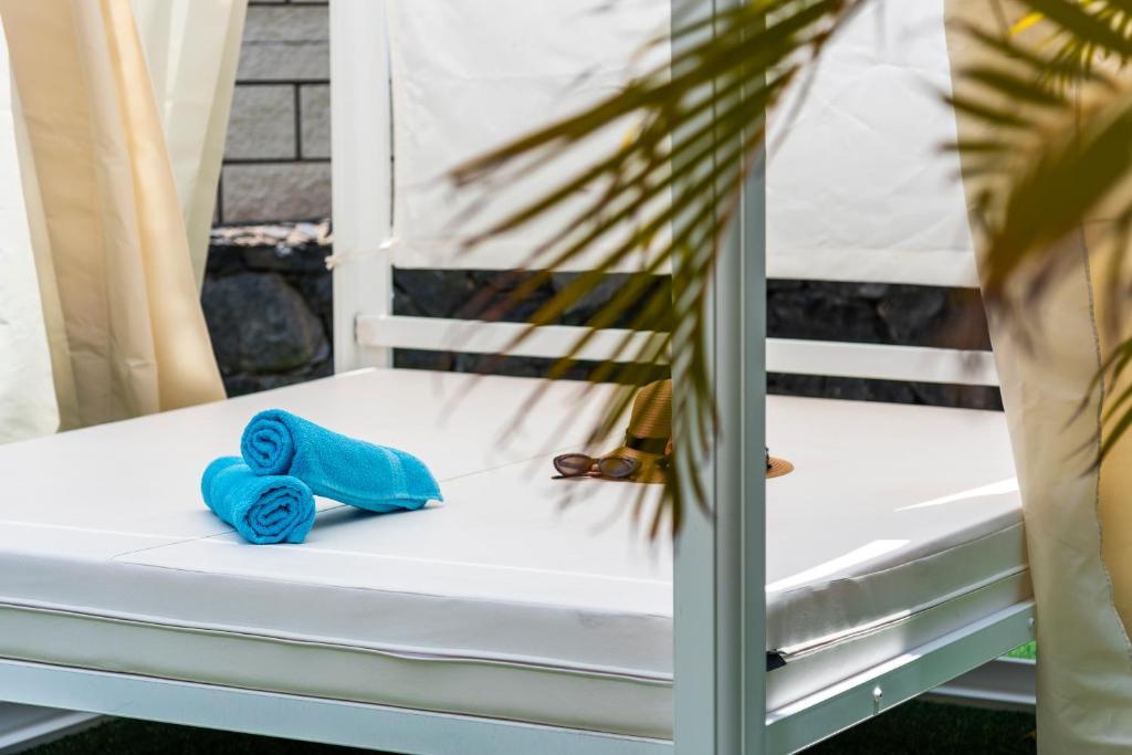 Postel nebo postele na pokoji v ubytování TORVISCAS SUNSET VILLA 4 rooms & private Jacuzzi