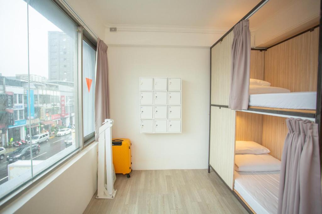 Postel nebo postele na pokoji v ubytování Corner Hostel & Cafe