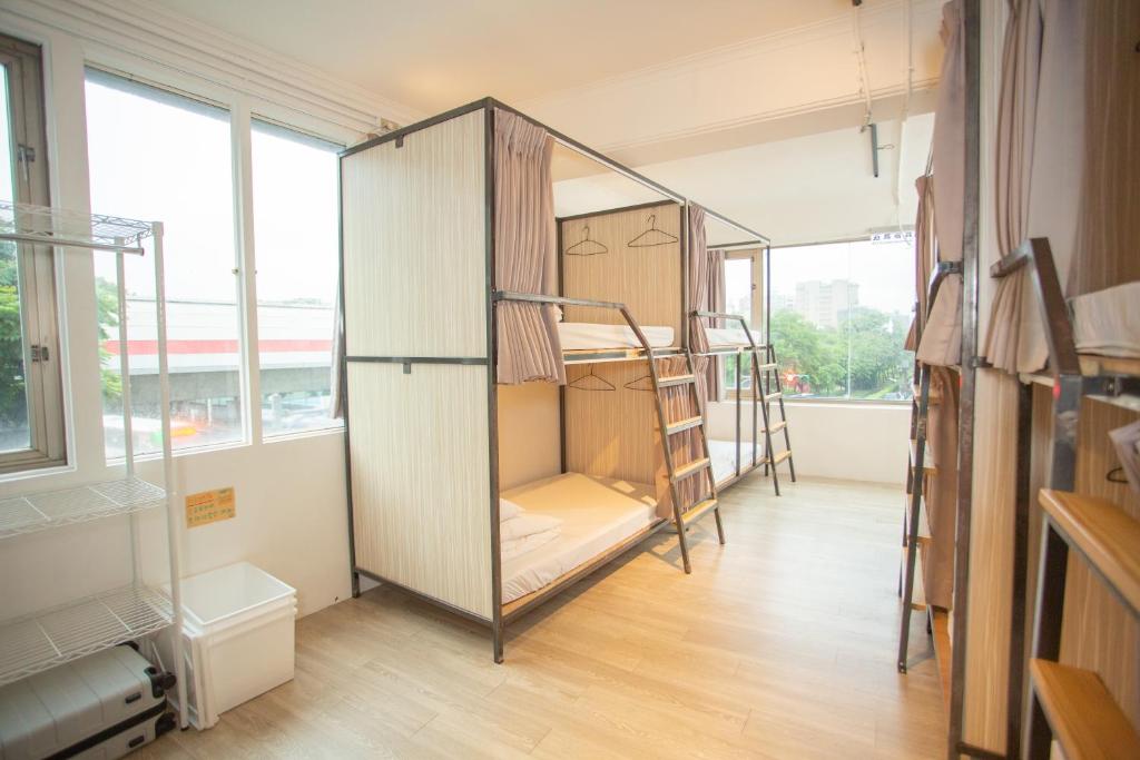 Postel nebo postele na pokoji v ubytování Corner Hostel & Cafe