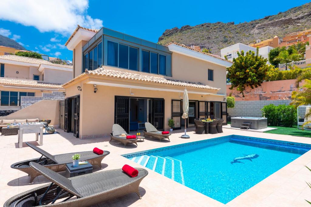 Bazén v ubytování TORVISCAS SUNSET VILLA 4 rooms & private Jacuzzi nebo v jeho okolí