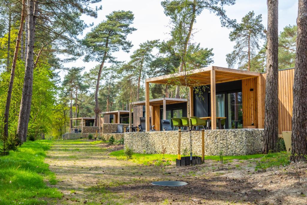 ein Haus im Wald in der Unterkunft EuroParcs Hoge Kempen in Zutendaal