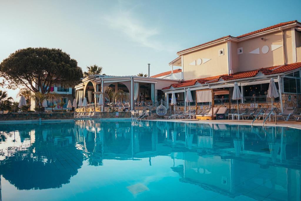 Bazén v ubytování Dennys Inn Hotel nebo v jeho okolí
