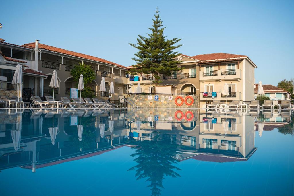 Bazén v ubytování Dennys Inn Hotel nebo v jeho okolí