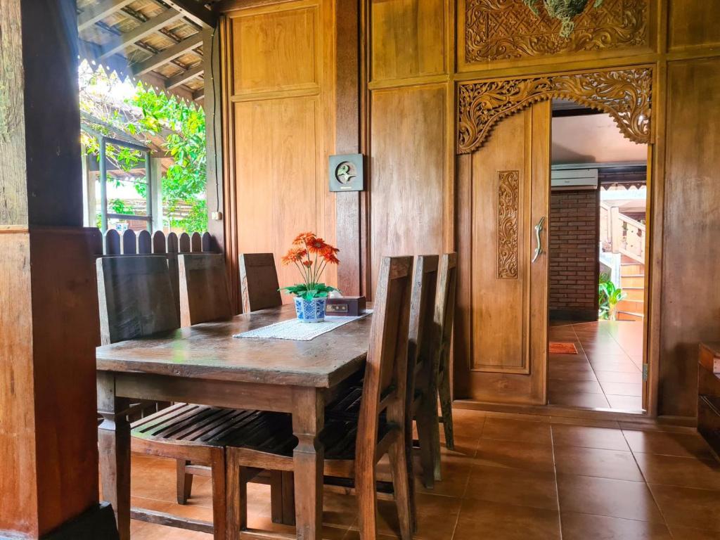 Ndalem Suryo Saptono Guest House - 高级平房