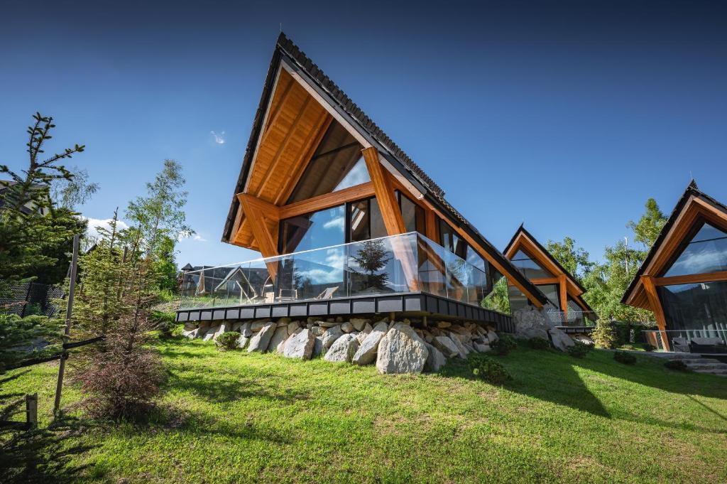 ein Haus auf einem Hügel mit einer Brücke in der Unterkunft VIP Chalet ZAKOPANE in Kościelisko