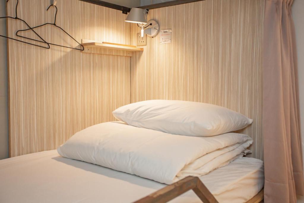 Postel nebo postele na pokoji v ubytování Corner Hostel & Cafe