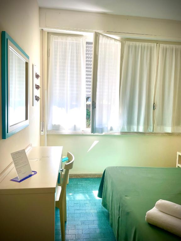 Postel nebo postele na pokoji v ubytování Hotel La Scogliera