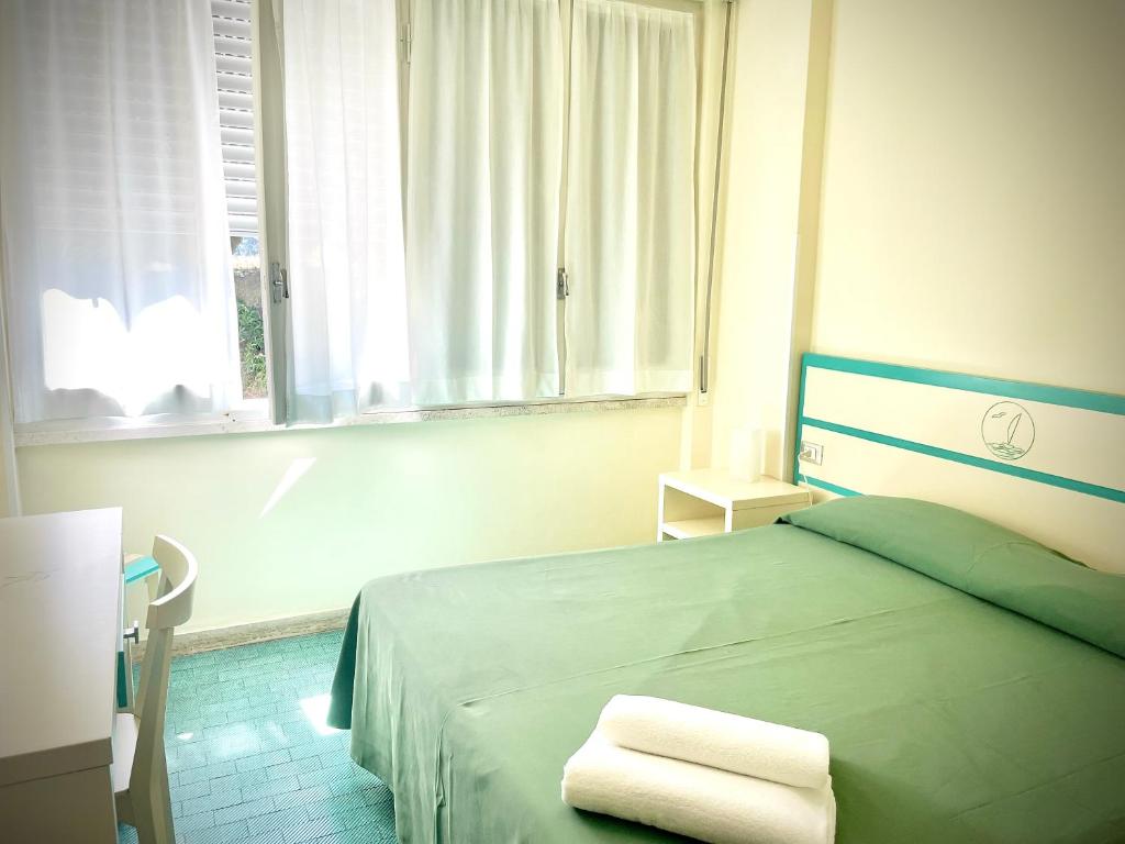 Postel nebo postele na pokoji v ubytování Hotel La Scogliera