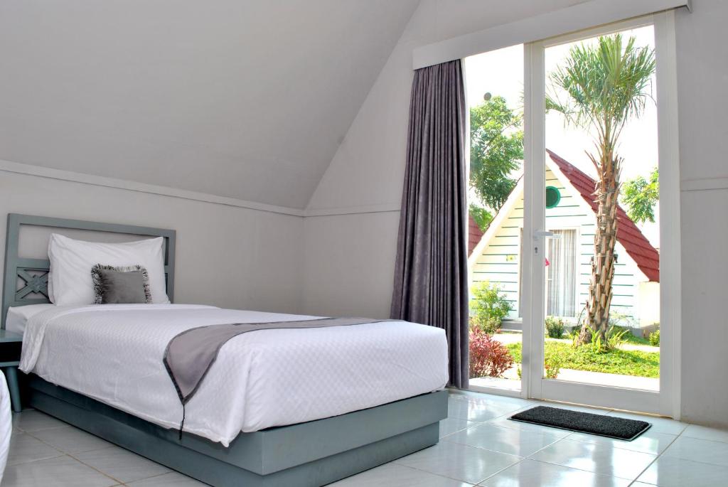 Tempat tidur dalam kamar di Seaside Villa & Muse Beach Resto