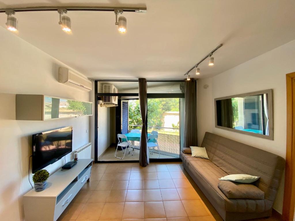 Hauzify I Apartament Forques - Apartment With Terrace