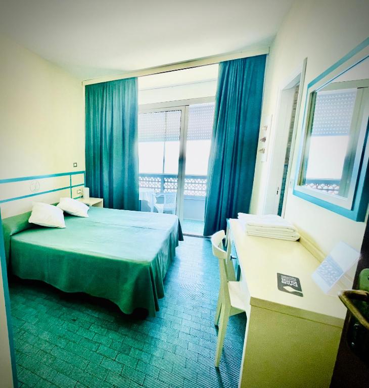 Postel nebo postele na pokoji v ubytování Hotel La Scogliera