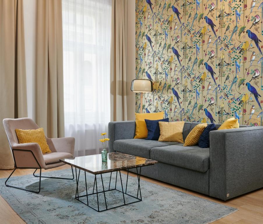 sala de estar con sofá y mesa en City Nest Apartments by Adrez, en Praga