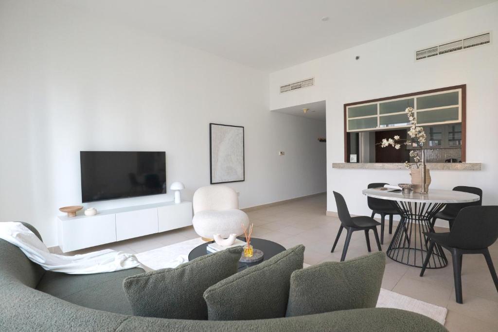 TV a/nebo společenská místnost v ubytování HiGuests - Amazing Apartment overlooking Burj Khalifa!