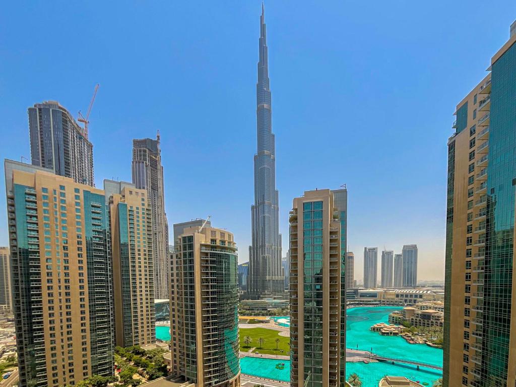 Bazén v ubytování HiGuests - Amazing Apartment overlooking Burj Khalifa! nebo v jeho okolí