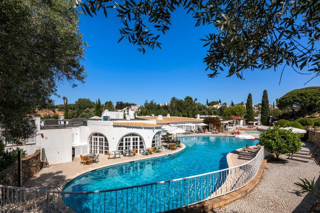 The swimming pool at or close to Quinta Do Paraiso - AL