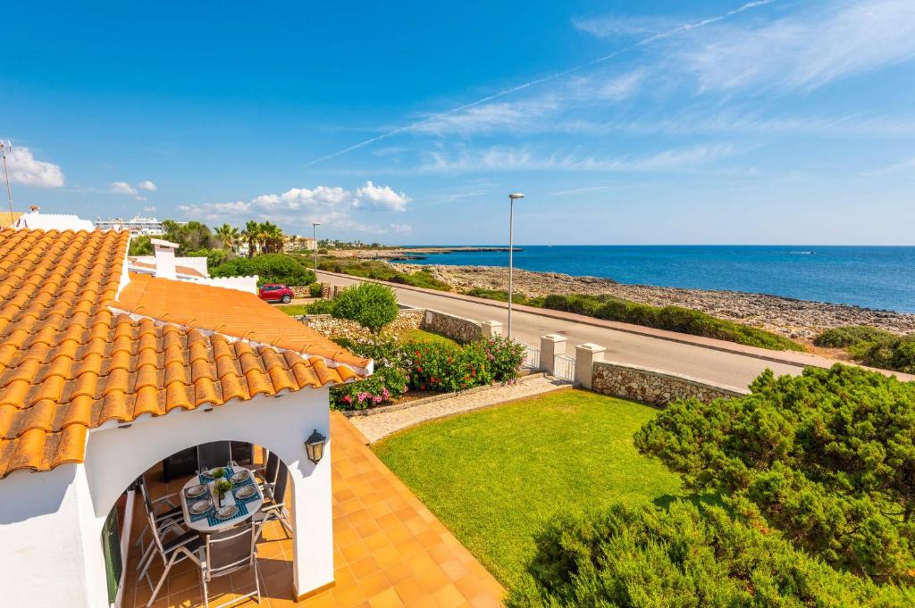 カラン・ボッシュにあるVilla Petunia by Villa Plusの海の景色を望む家屋の屋根からの眺め