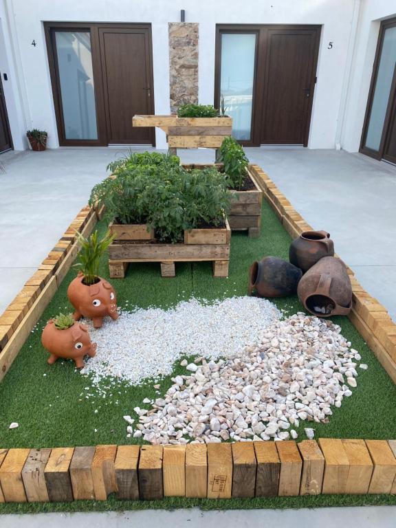 a garden with fake animals and rocks and plants at Alojamiento El Miajon de los Castúos in Valdesalor