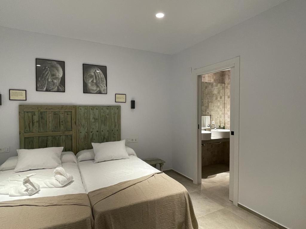a bedroom with a bed with towels on it at Alojamiento El Miajon de los Castúos in Valdesalor