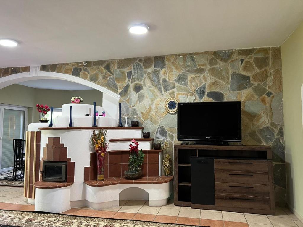 Μια τηλεόραση ή/και κέντρο ψυχαγωγίας στο Great location Exquisite Villa, Free Parking - suitable for 19 persons