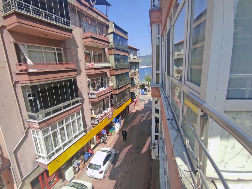 una vista aérea de una calle entre dos edificios en GÜVEN PANSİYON, en Amasra