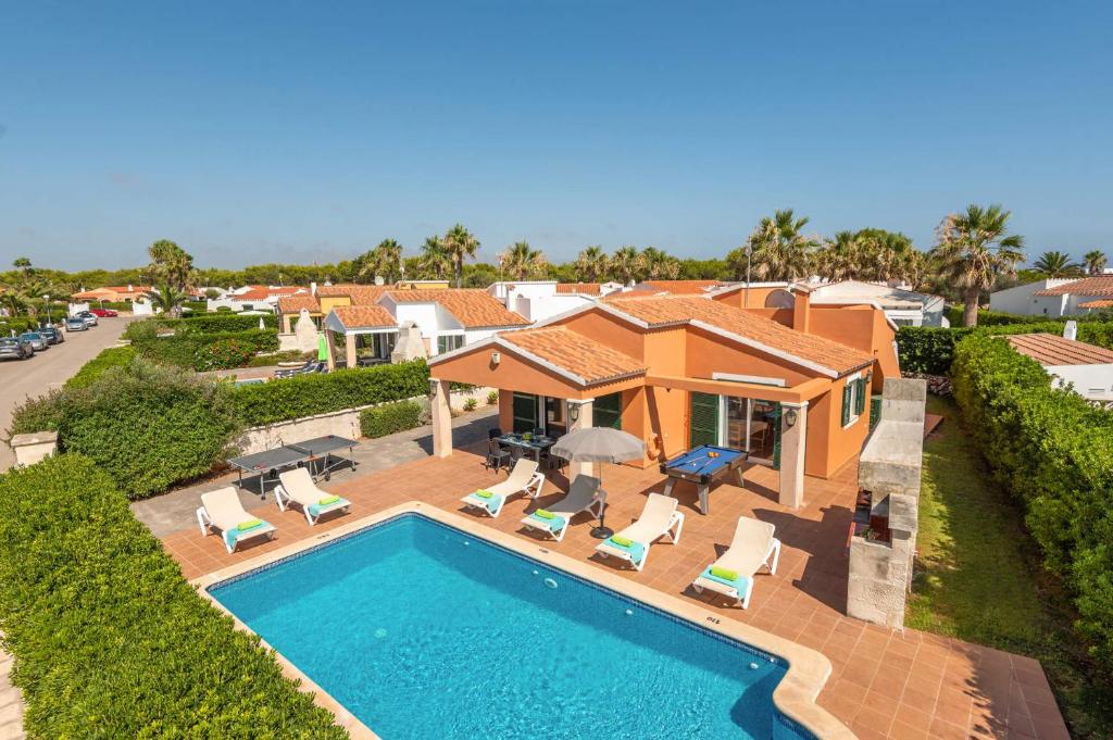 eine Luftansicht eines Hauses mit Pool in der Unterkunft Villa Violeta by Villa Plus in Cala'n Bosch