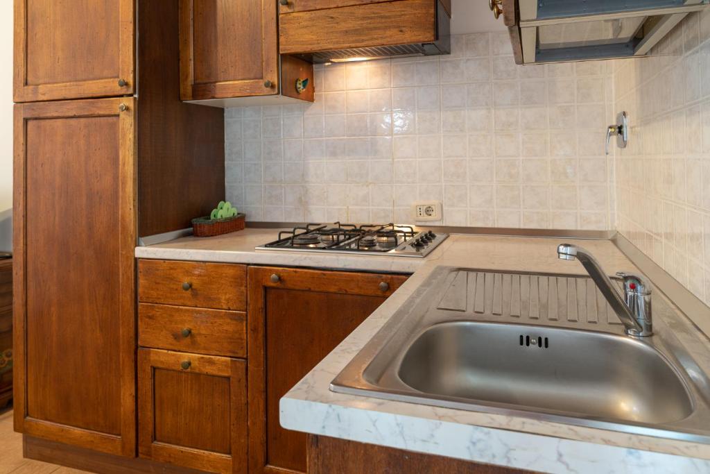 A kitchen or kitchenette at Agriturismo Al Girasole