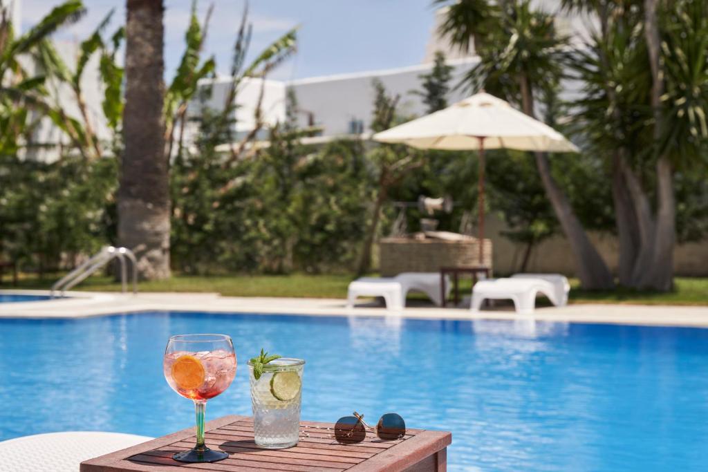 Bazén v ubytování Polos Hotel Paros nebo v jeho okolí