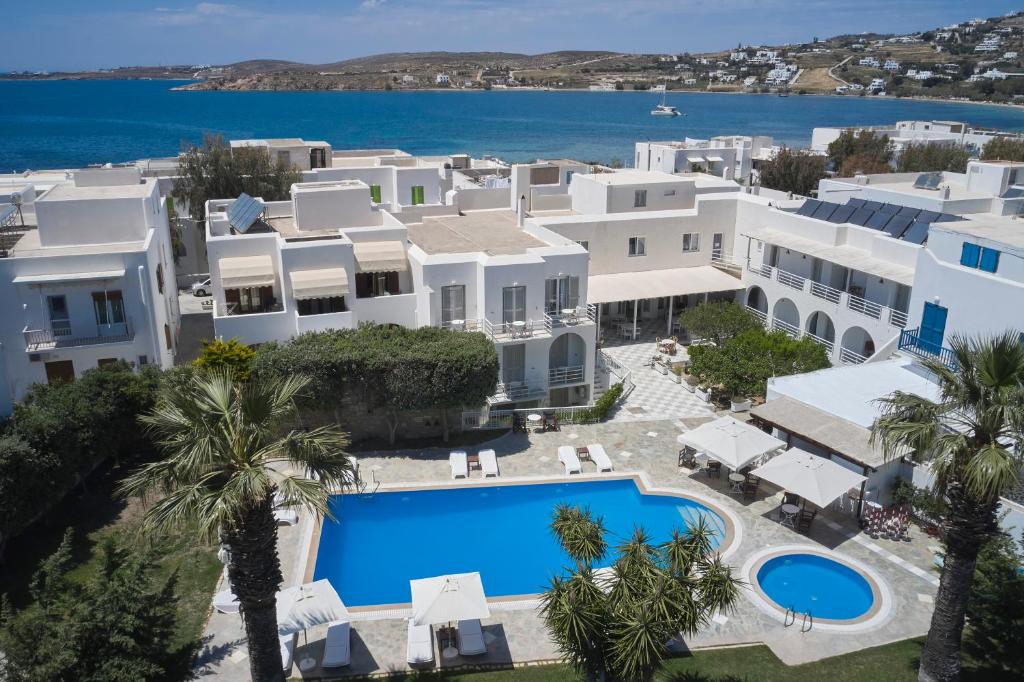 Bazén v ubytování Polos Hotel Paros nebo v jeho okolí