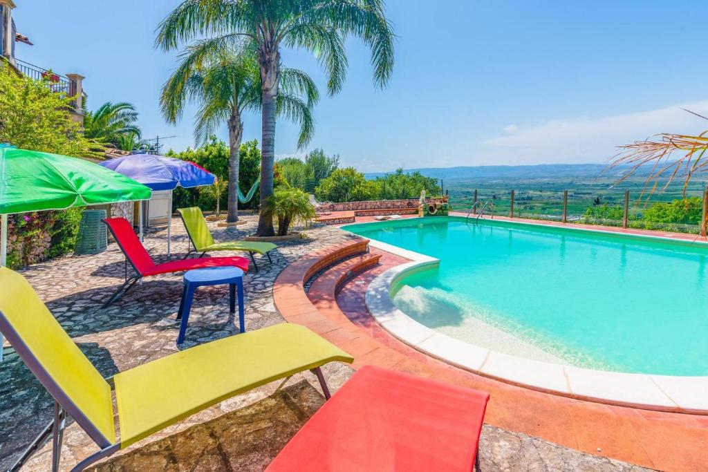 Bazén v ubytovaní "la Casina del forno con piscina fra Catania e Siracusa " alebo v jeho blízkosti