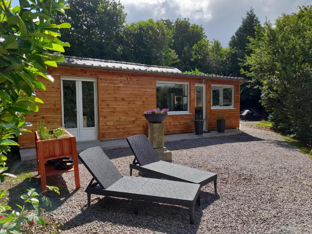una piccola cabina con due sedie e un tavolo di Ker jolly Maison au cadre naturel sans vis à vis a Plouégat-Guérand