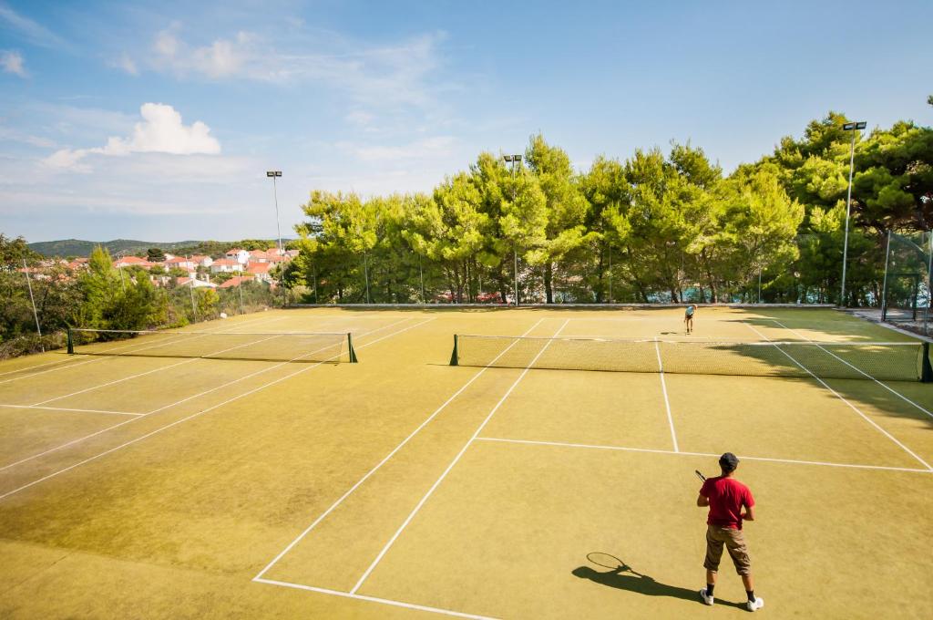 Tenis a/nebo squash v ubytování Hotel Maxim nebo okolí