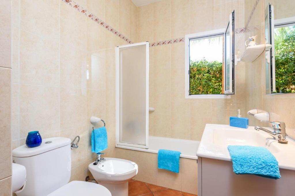 A bathroom at Villa Mikel by Villa Plus