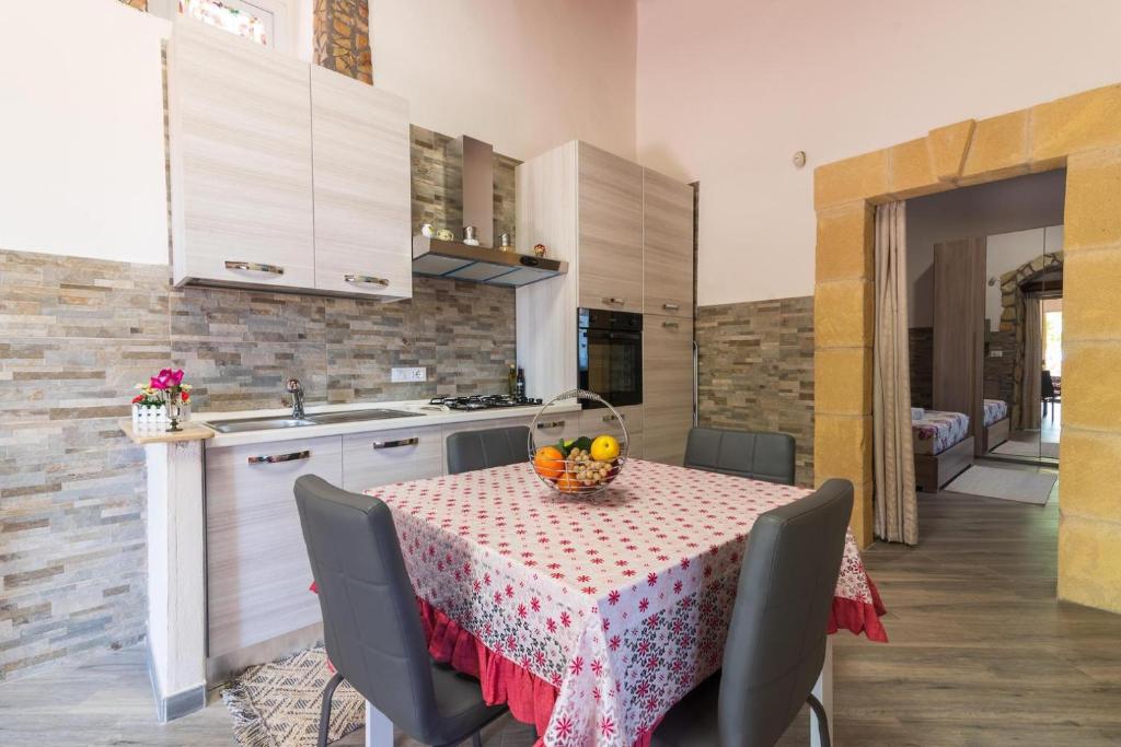 Kuchyňa alebo kuchynka v ubytovaní "la Casina del forno con piscina fra Catania e Siracusa "